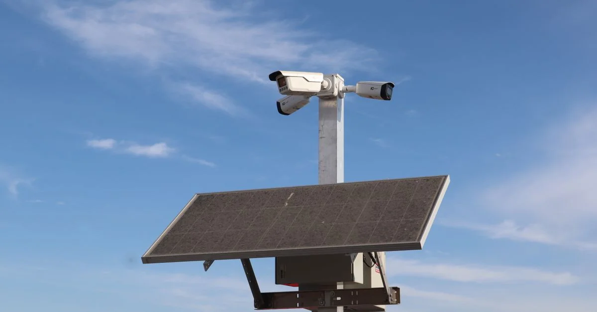 Caméra de surveillance alimentée par panneau solaire, sur fond de ciel bleu azur à Sacramento.